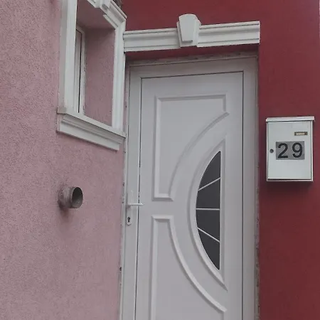 Small With Private Bathrooms Internet شقة