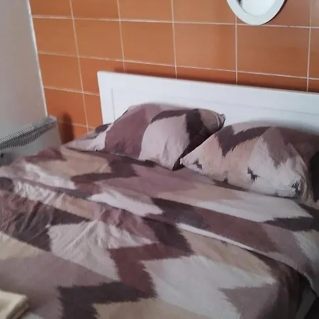 Small With Private Bathrooms Internet شقة بلغراد